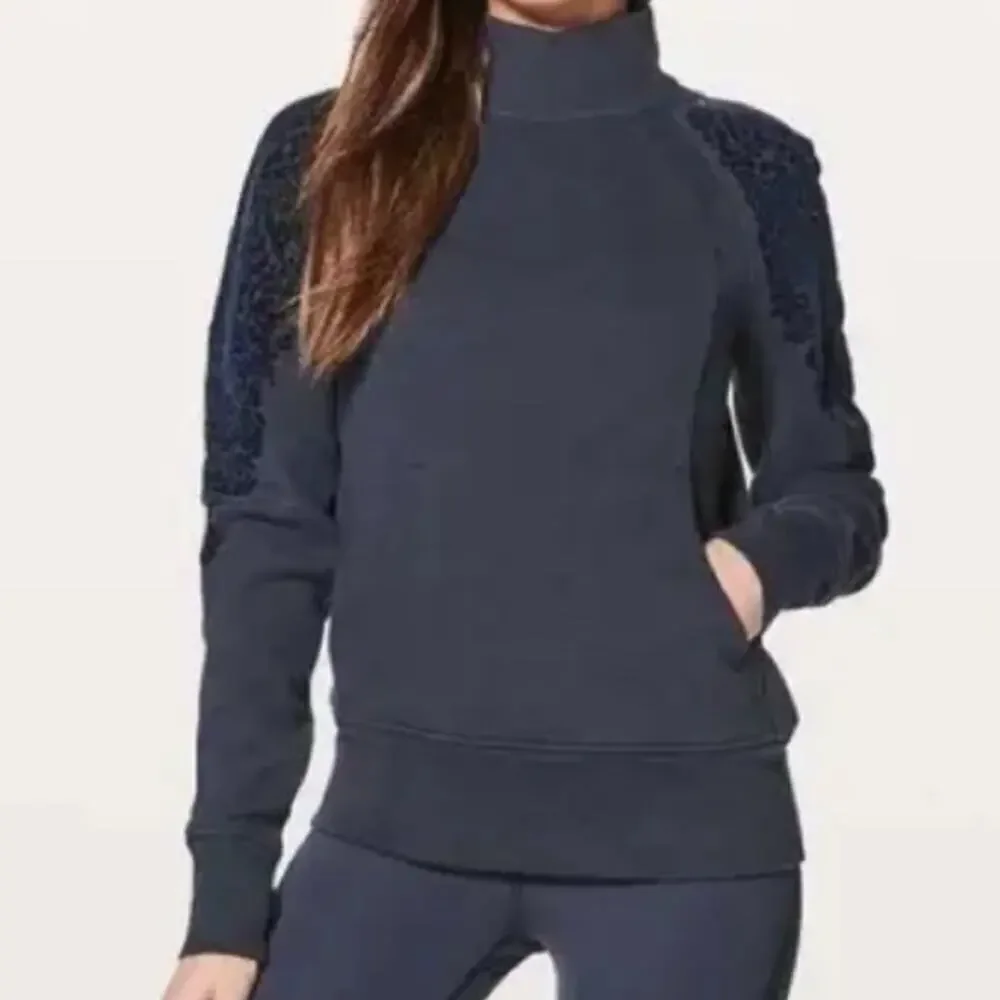 Lululemon floral flocked back zip pullover front pocket navy blue size 6